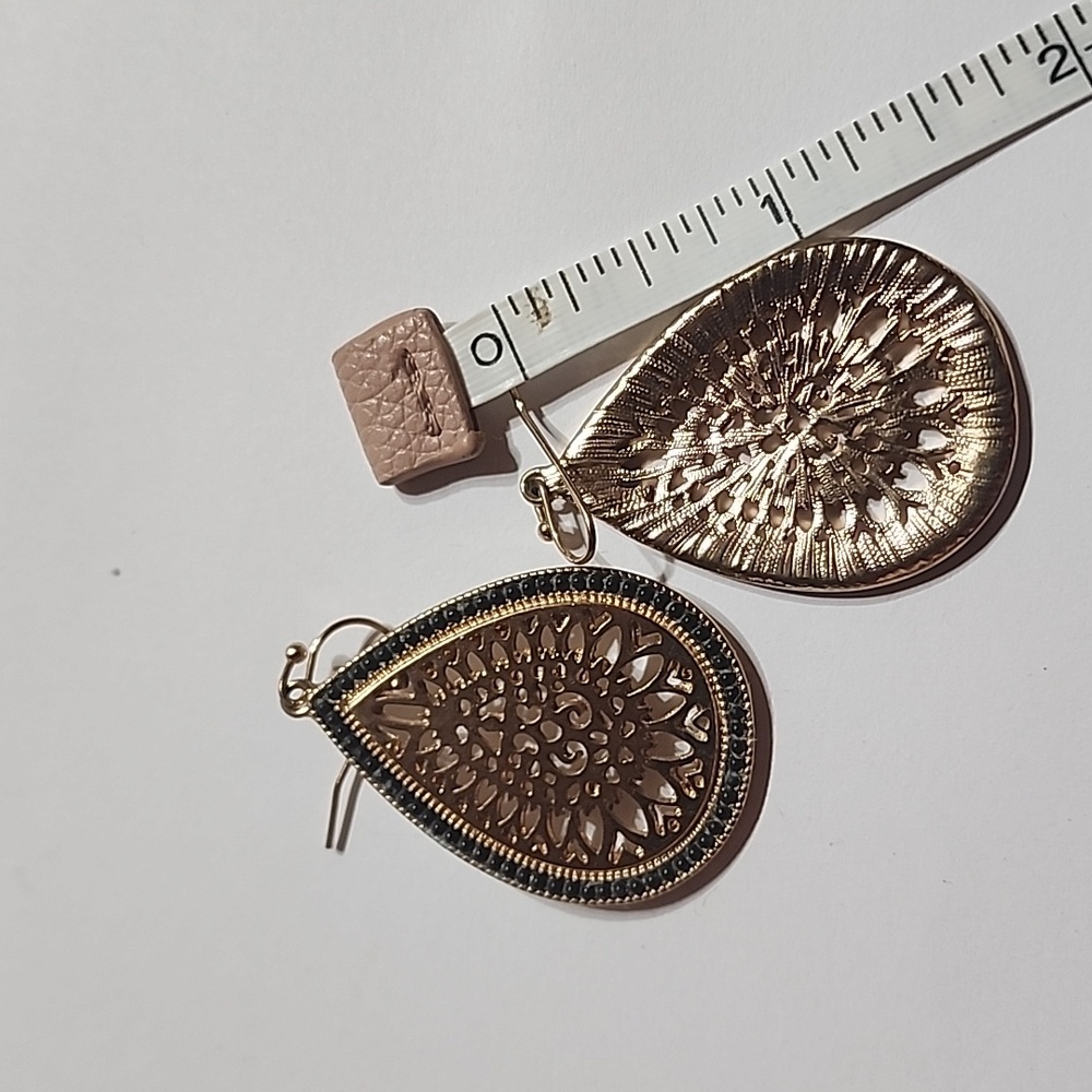 Elegant Gold Teardrop Earrings - Picture 3 of 3